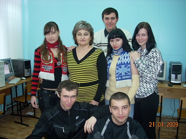 Программист Н.П. Падалкина с группой студентов 